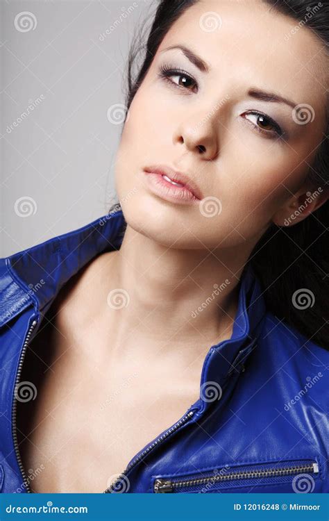 Jeune Brunette Attirant Photo Stock Image Du Beau Regarder