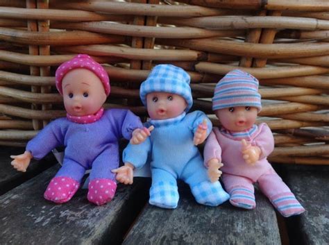 Wir verkaufen 3 kleine Mini-Püppchen von Simba. Größe ca. 8 cm.Zustand ...