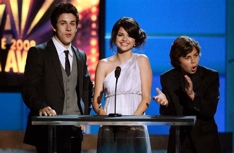 Selena Gomez Reunites With Wizards Of Waverly Places David Henrie