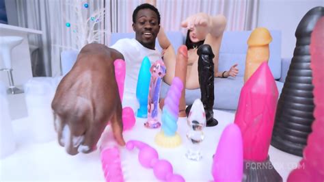 Eva Ofrece Destrucción Anal Total Por Una Enorme Polla Negra Con Puño