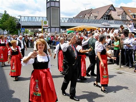 Teilnehmer In Gruppen Gratulierten Mit Festumzug Dem