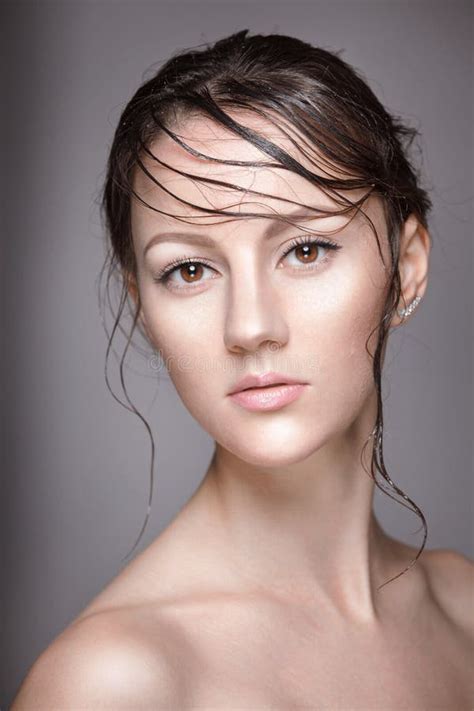 Retrato Da Mulher Bonita Nova Do Nude Composição De Brilho Molhada No Fundo Cinzento Imagem