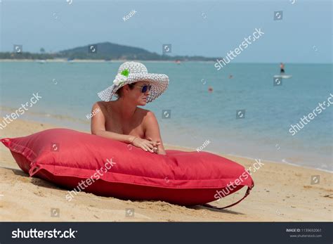 Woman Naked White Hat Sunglasses Lies Stock Photo 1139692061 Shutterstock