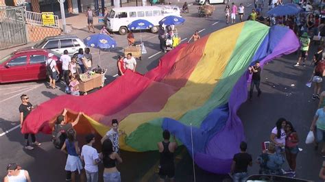 Vídeo Milhares de pessoas participam da parada gay em Taguatinga e Planaltina Bom Dia DF G