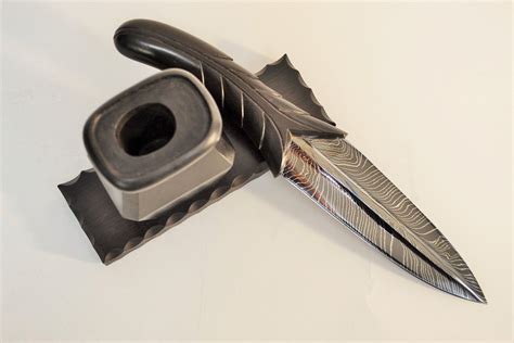 Нож Перо из мозаичного дамаска, настольная композиция Перо В ...