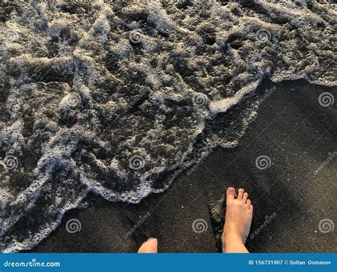 Giovane Ragazza Sulla Spiaggia Cosce Nude E Onde Nere Mar Nero Immagine Stock Immagine Di