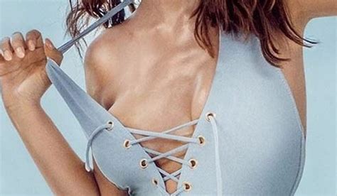 Hot Actress Wallpaper V115