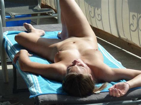 Bare Naked Tanning Real Girls In The Buff Pics