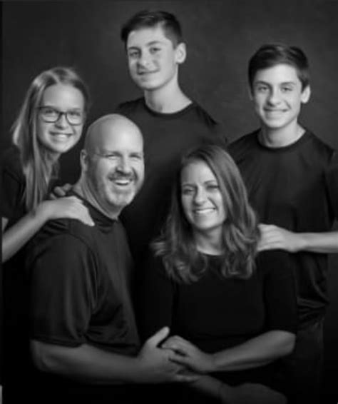 pin  komboa  family portraits adult family poses family posing