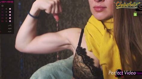 Nóng milf flexing biceps xHamster