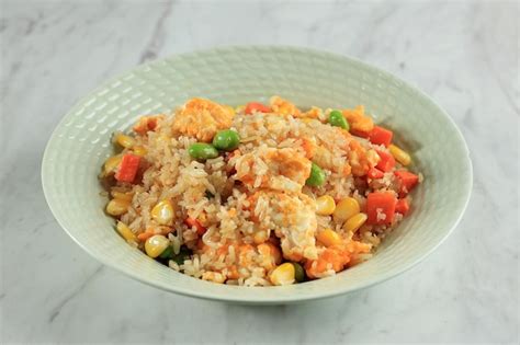 Aut Ntico Arroz Frito Chino De Yangzhou Con Huevo Y Verduras Foto Premium