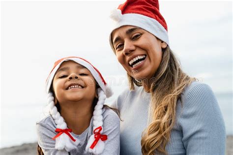Feliz Madre Latina Con Su Hija Disfrutando Sus Vacaciones Navideñas