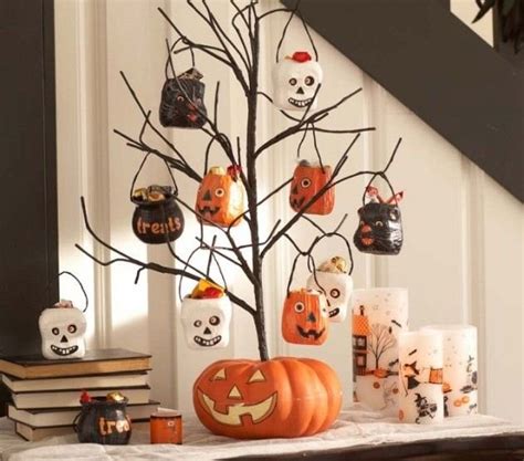 24 Indoor & Outdoor Tree Halloween Decorations Ideas