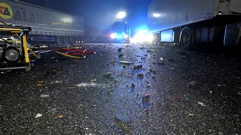 T Dlicher Unfall An Der A Bei Wuppertal Pkw Rast Auf Autobahn