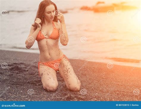 Mujer En Un Bikini Imagen De Archivo Imagen De Trasero