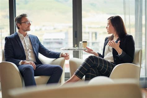 Expresar Sus Ideas Dos Empresarios Hablando En Una Oficina Corporativa