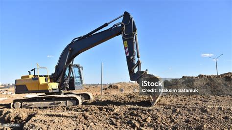Экскаватор На Землеройных Работах На Строительной Площадке Экскаватор ...