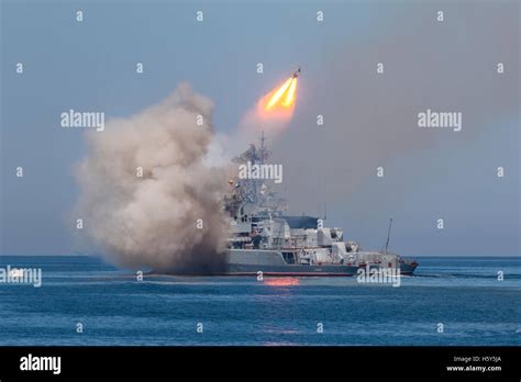 Die Rakete-Fregatte "Ladny" der russischen Marine macht Rakete während ...