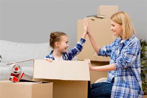 Déménagement D une Famille Dans Une Nouvelle Maison Photo Gratuite