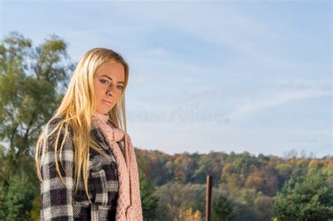 Glimlachend Blonde Meisje Portret Van Gelukkige Vrolijke Mooie Jongelui Stock Afbeelding Image