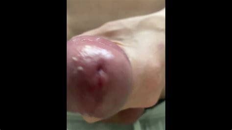 我手淫我未割的大鸡巴射在你脸上拿着它舔它然后吞下去 Pornhub Gay