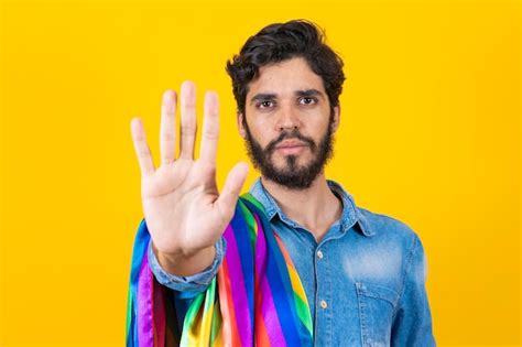 Orgullo gay chico homosexual con la mano hacia adelante haciendo una señal de alto para