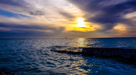 Fotos Gratis Nublado Nubes Rayo De Sol Mar Playa Puesta De Sol