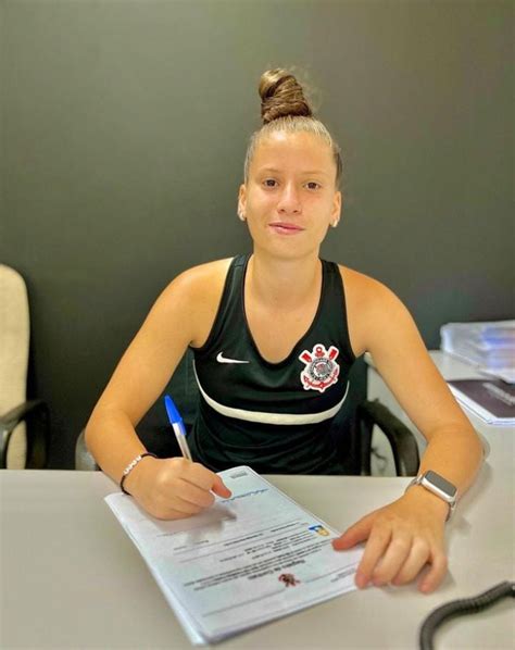 Destaque Da Base Feminina Do Corinthians Assina Primeiro Contrato