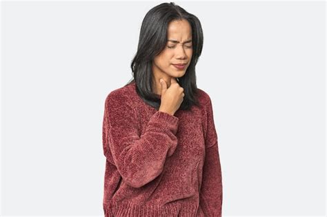 Retrato simple de una joven latina que sufre dolor de garganta debido a un virus o infección