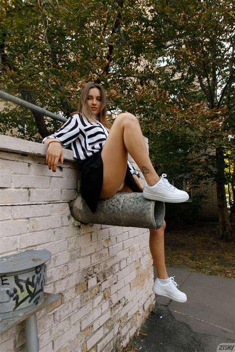 Pretty Babe Alevtina Batman Flashes An Upskirt Wearing A Miniskirt CoedCherry