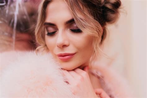 Magnifique Jolie Fille Avec Du Maquillage Nude Et De Longs Cils Posant Sur Un Fond Argent