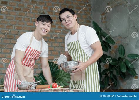 Feliz Pareja Gay Lgbt De Asia Con Cocina De Manzana Juntos Hombres