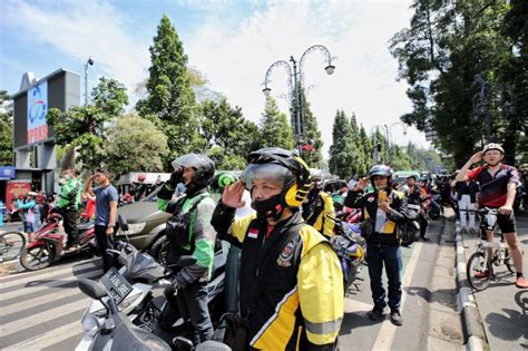 3 Menit Untuk Indonesia Warga Bandung Berhenti Sejenak Heningkan Cipta