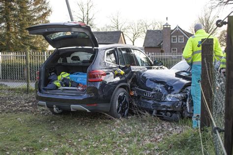 Flinke Schade Door Botsing Tussen Twee Autos In Ossendrecht