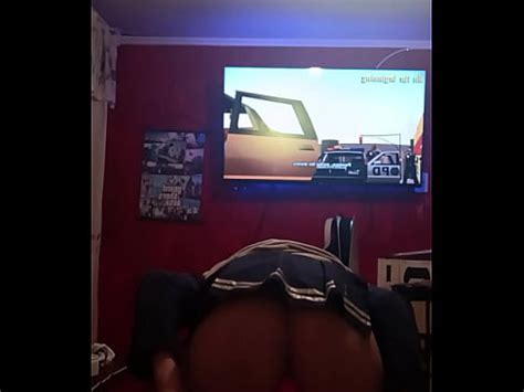 Chico disfruta de su dildo rosado vestido de lencería XNXX