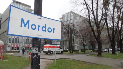 Siri, give me directions to Mordor : lotr