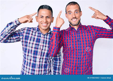 Jovem Casal Gay Usando Roupas Casuais Sorrindo Apontando Para A Cabe A As Duas M Os Dedo
