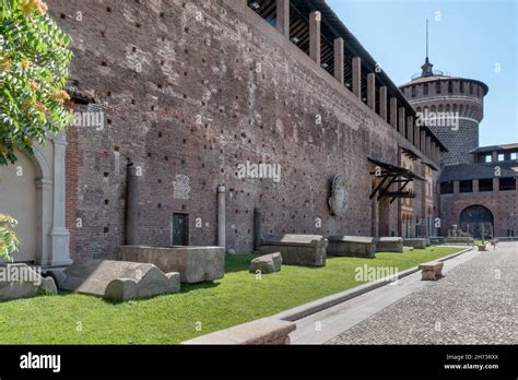 Dentro del Castillo Sforza Castello Sforzesco en Milán ITALIA Uno