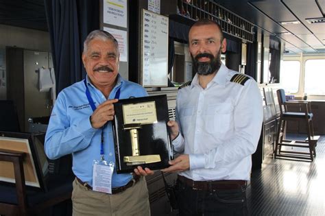 PUERTO DE LÁZARO CÁRDENAS RECIBEAL PORTACONTENEDORES BUENVENTURA