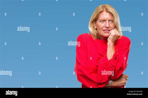 Blonde Frau Mittleren Alters Ber Isolierte Hintergrund Gestresst Und Nerv S Mit Den H Nden Auf