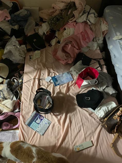 Bên trong phòng trọ gây kinh hãi của một hot girl Ra ngoài bóng bẩy như tiểu thư về nhà tắm