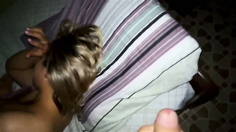 S Approche D Une Copine Qui Dort Pour Une Fellation Amateur Rapide