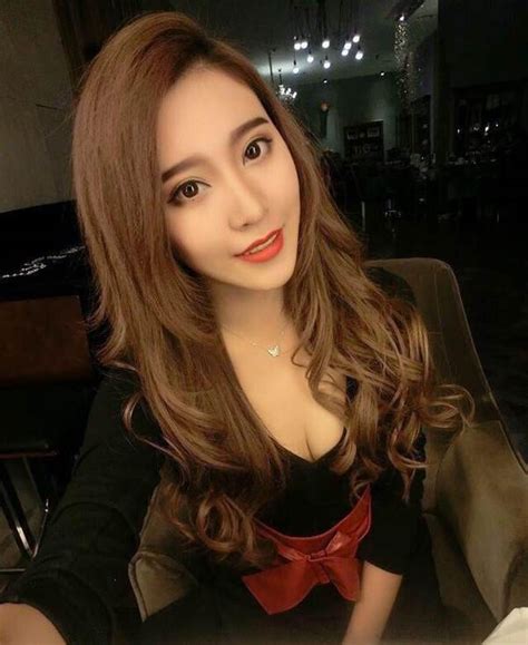 Hot girl xinh đẹp trong bộ đồng phục của trường