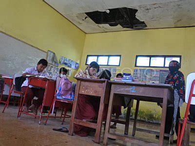 Siswa Belajar Di Kelas Rusak Antara Foto