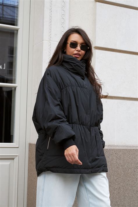 Черный пуховик с воротом-стойкой и скрытым капюшоном – купить за 7 900 ...