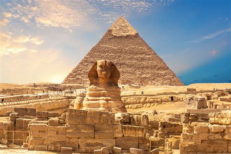 View On The Great Sphinx And The Ruins Of Egypt Necropolis In Giza ...