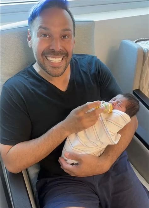 Beb Adoptada Por Pareja Gay Muri Tras Ser Olvidada En Un Carro