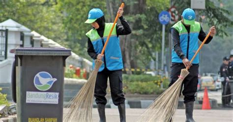 Gaji Petugas Kebersihan Di Kota Bandung Jakarta Dan Pertamina