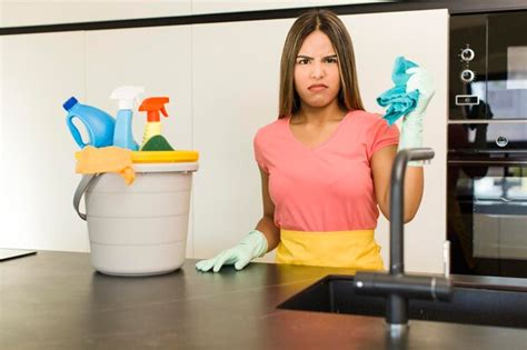 Guapa Mujer Latina Ama De Llaves Con Productos Limpios Foto Premium