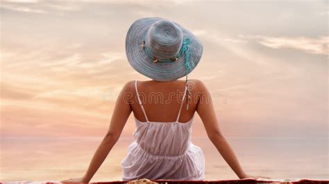 Panorama De Plage De Coucher Du Soleil De Surfer Et De Planche De Surf De Bikini De Femme Photo